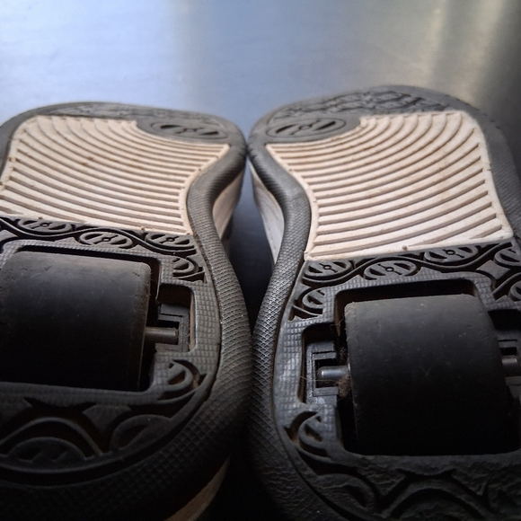 Heelys Silver Pop Out Skates/ Sneakers  Youth 2 - Picture 9 of 9